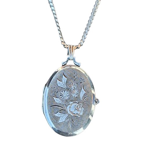 318 - A 925 SILVER OVAL LOCKET ON 18