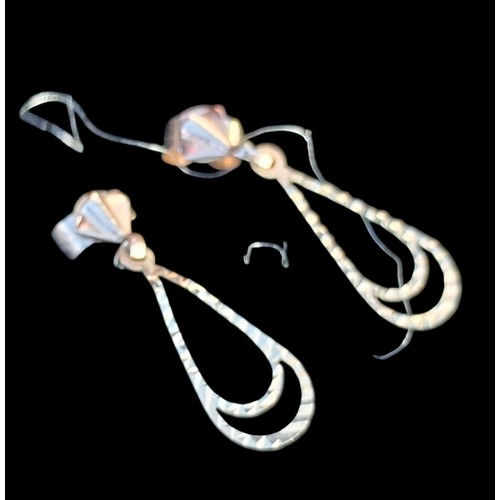 322 - A PAIR OF 9ct GOLD SHAPED EARRINGS