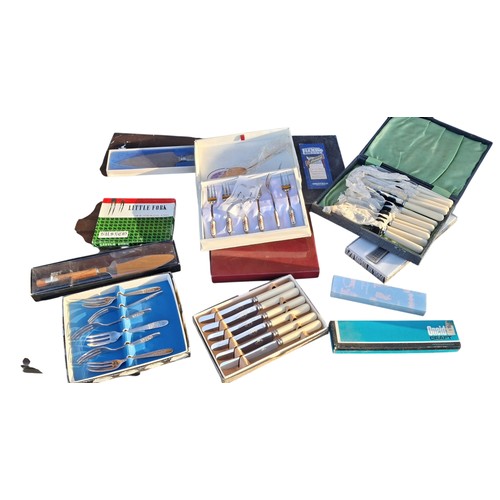 339 - LOT OF VINTAGE BOXED CUTELRY