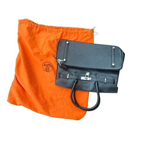 352 - A DESIGNER STYLE HANDBAG WITH A DUST BAG