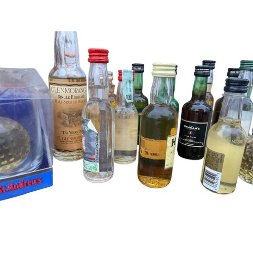 103 - A LOT OF 17 MINIATURES