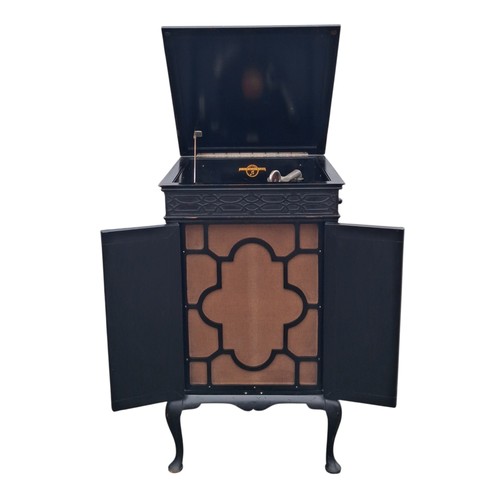 115 - AN EDWARDIAN CABINET GRAMAPHONE
