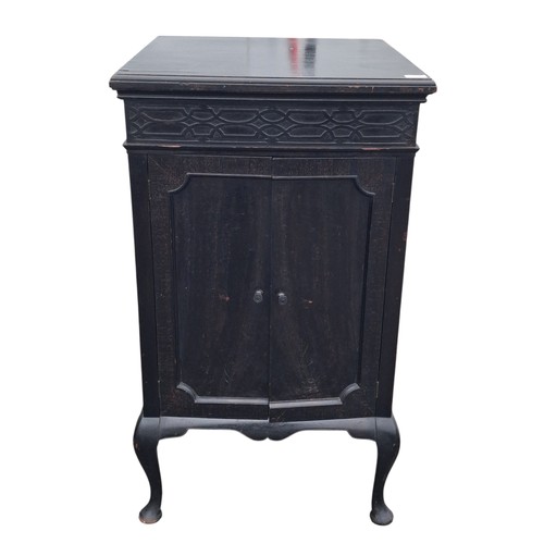 115 - AN EDWARDIAN CABINET GRAMAPHONE