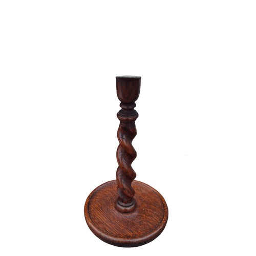 118 - A VINTAGE OAK BARLEY TWIST TABLE LAMP