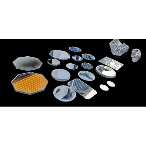 354 - A MIXED LOT OF MIRRORED STANDS