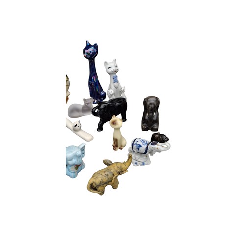 142 - A MIXED LOT OF CAT AND ELEPHANT ORNAMENTS