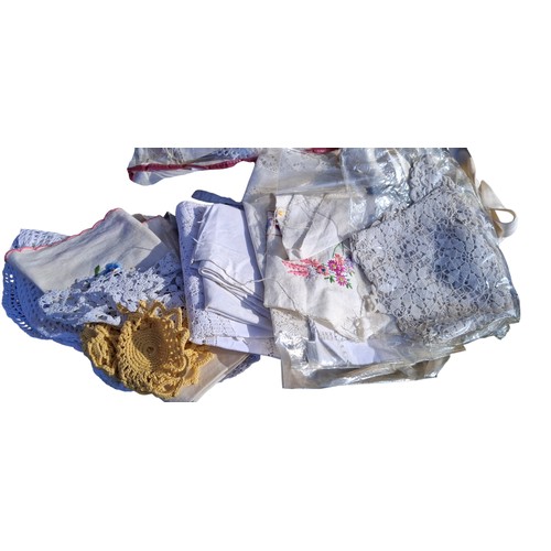 378 - QUANTITY OF LINENS AND LACEWORK