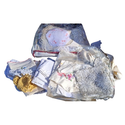 378 - QUANTITY OF LINENS AND LACEWORK