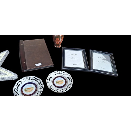 117 - A MIXED TABLE LOT