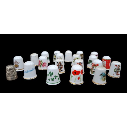 113 - A MIXED LOT OF PORCELAIN THIMBLES