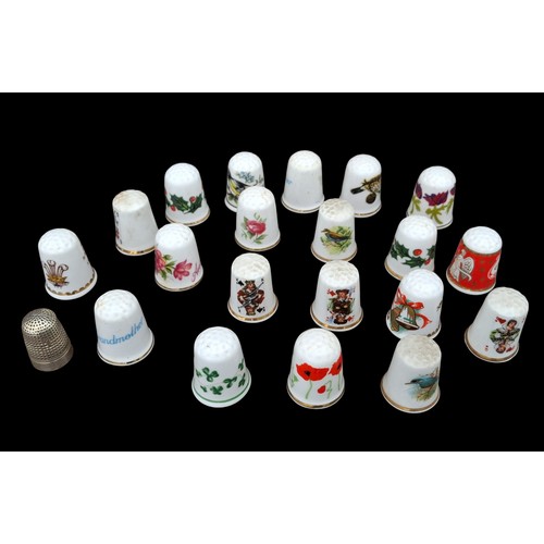 113 - A MIXED LOT OF PORCELAIN THIMBLES