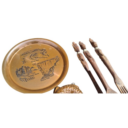 112 - A COPPER TRAY, 3 FISH JELLY MOULDS AND 3 AFRICAN CARVED WOODEN SALAD SERVERS