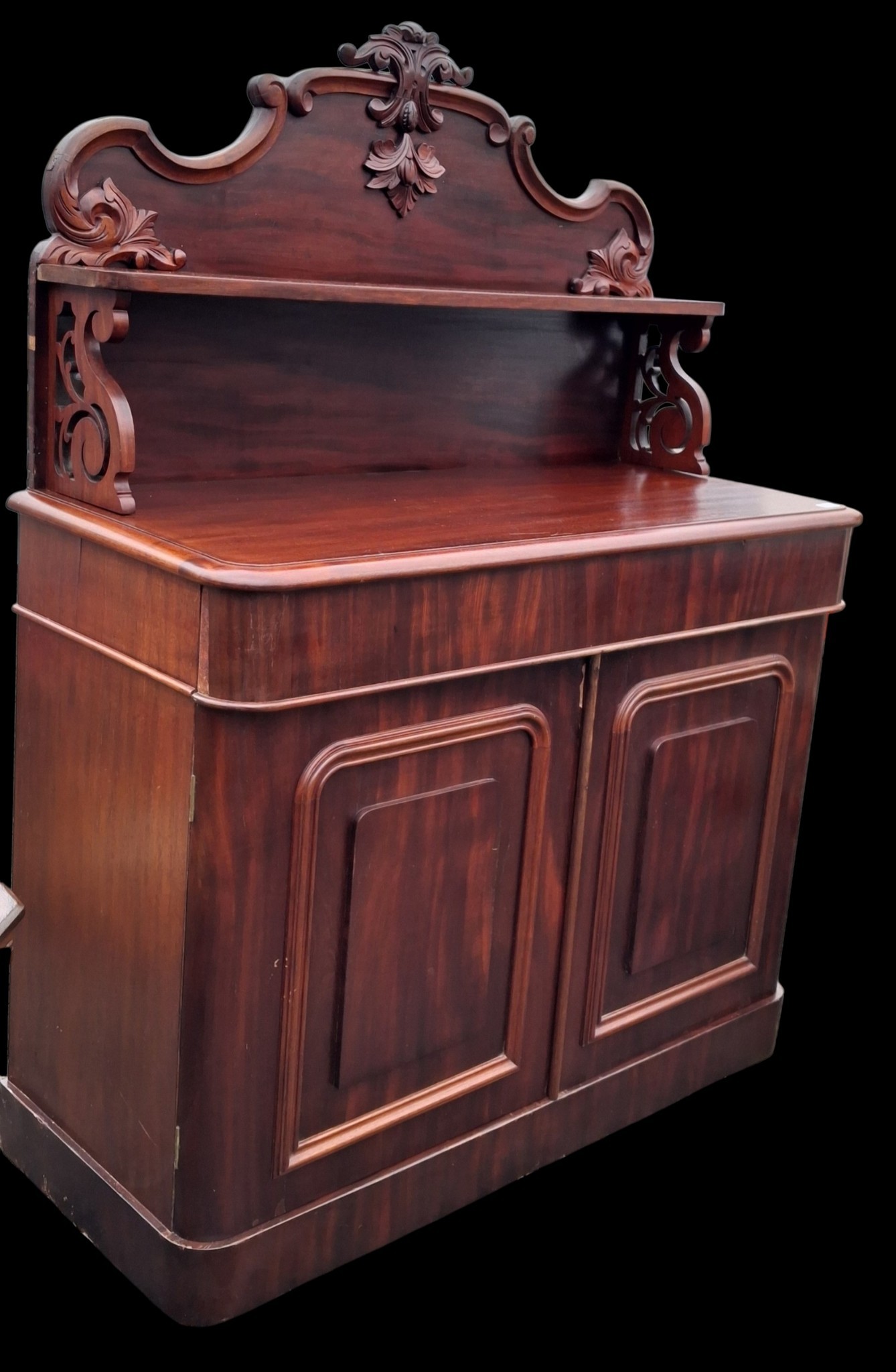 AN ANTIQUE VICTORIAN MAHOGANY GALLERY BACK SIDEBOARD