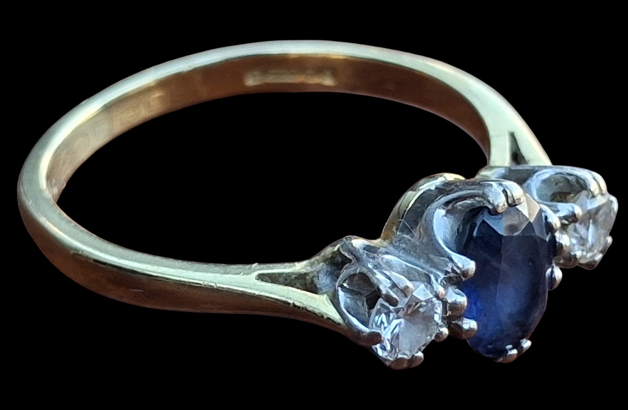 18k DIAMOND AND SAPPHIRE RING
