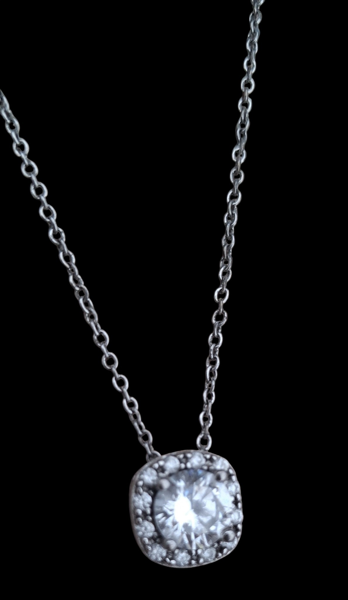 A SILVER GEM SET PENDANT ON A SILVER CHAIN