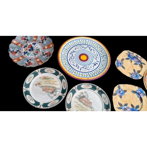 A MIXED LOT OF COLLECTABLE PLATES