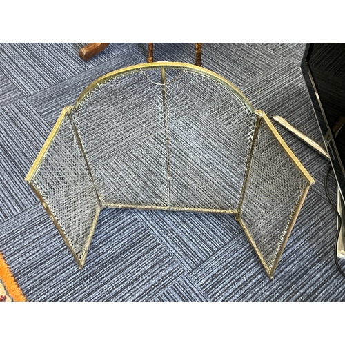 72 - Brass Fire Guard

Size: 80cm width x 60cm tall