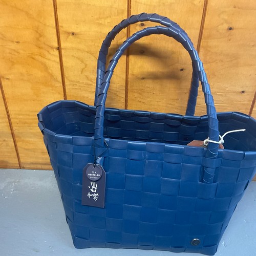 140 - Weekend Tote in Paris Recycled Plastic Bags x 1 - Blue 

Size:
43cm x 24cm x 29cm