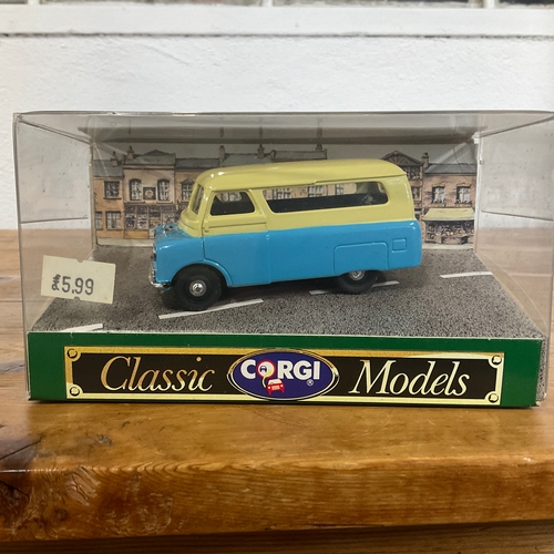 185 - Corgi Classic Models: x2
Bedford Ca Van 96900
Bedford CA Dormobile D982