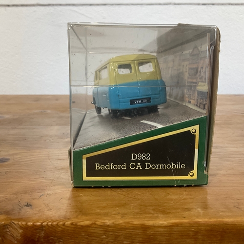 185 - Corgi Classic Models: x2
Bedford Ca Van 96900
Bedford CA Dormobile D982