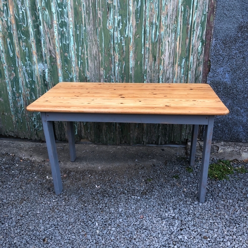 299 - Pine & Painted Kitchen Dining Table

Size: 137cm x 75cm 78cm