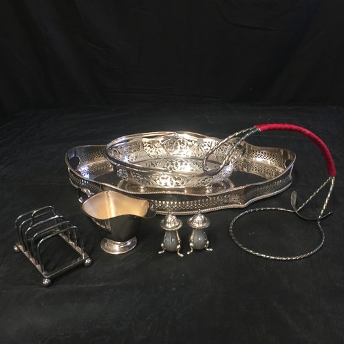 178 - Various Silver Plated Items. 

Trays x2
Gravy Pot
Toast Rack 
Pepper Pots x2
Wine Bottle Holder