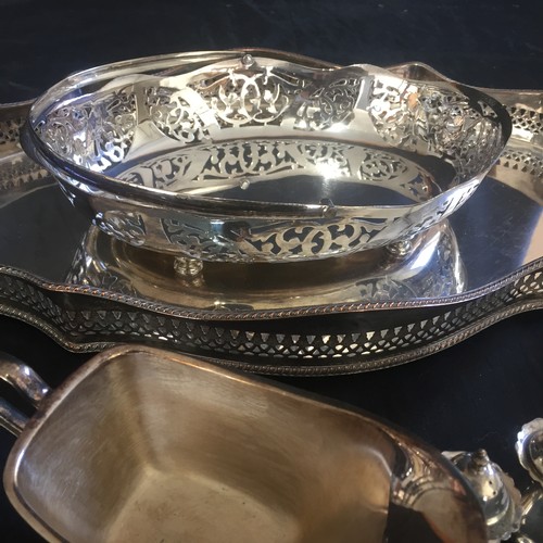 178 - Various Silver Plated Items. 

Trays x2
Gravy Pot
Toast Rack 
Pepper Pots x2
Wine Bottle Holder