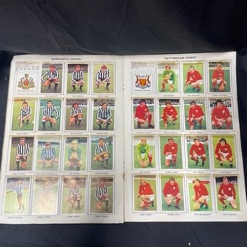 200 - The Wonderful World of Soccers Stars Picture Stamp Album 1971/72 First Division: Complete