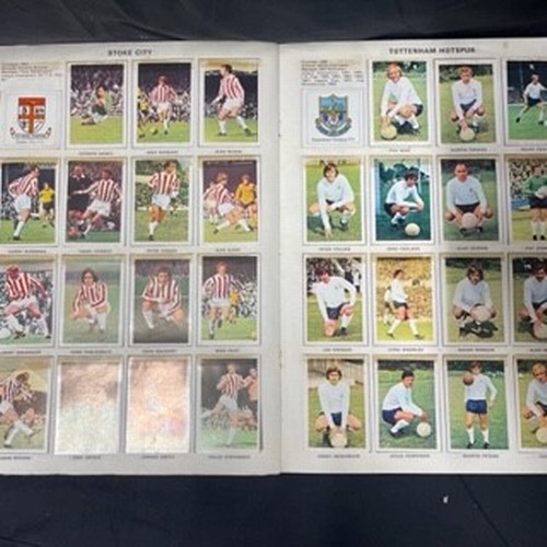 200 - The Wonderful World of Soccers Stars Picture Stamp Album 1971/72 First Division: Complete