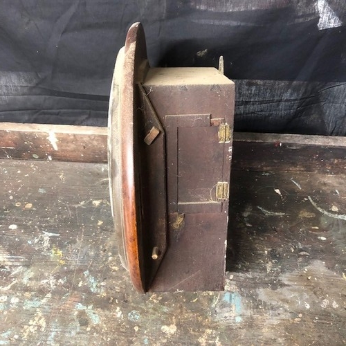 322 - A Vintage Circular Wooden Clock.
Untested and as found
Size:
W38cm x H38cm x D12cm