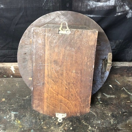 322 - A Vintage Circular Wooden Clock.
Untested and as found
Size:
W38cm x H38cm x D12cm