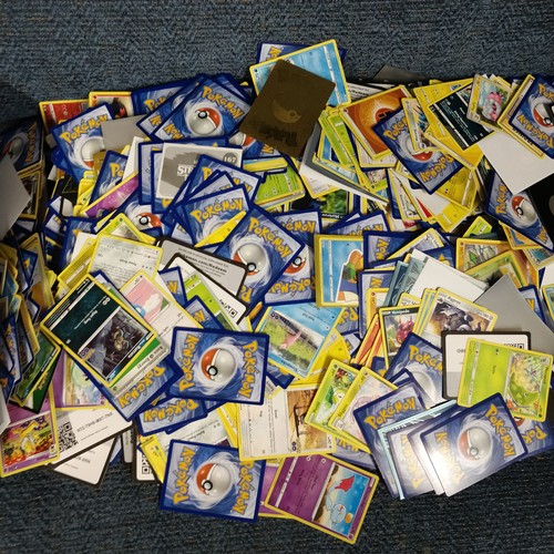 357 - Large (4kg) Selection of Pokemon Cards and Book