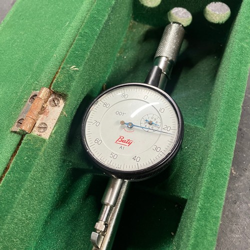 434 - Egerton Chubb shotgun bore gauge, with Baty dial, for 12, 16 and 20 bores, in wood case.

Size: 61cm... 