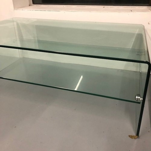 36 - A Heavy Curved Glass Coffee Table.

Size: 120cm x 70cm x 43cm