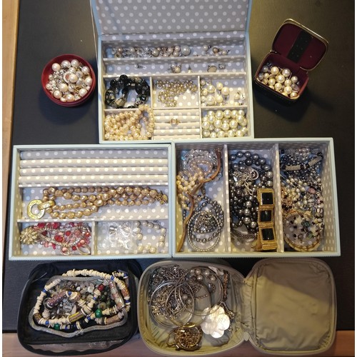 40 - Large selection of Costume Jewellery