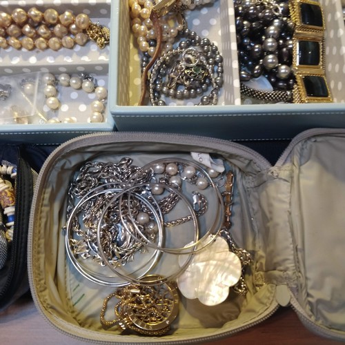 40 - Large selection of Costume Jewellery