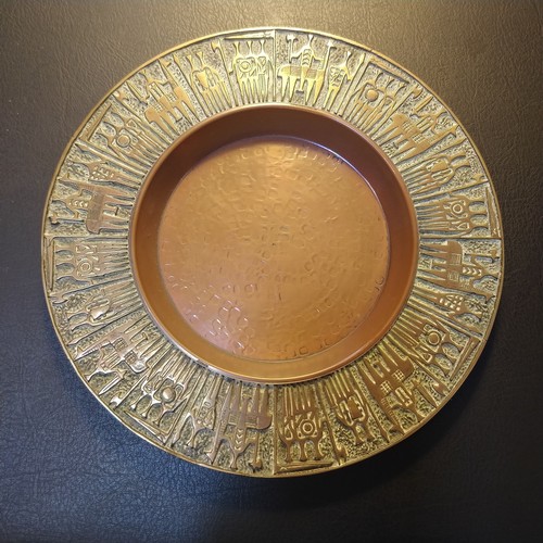 41 - Decorative Hungarian Brass Plate – 600g – 

Size: 21cm diameter