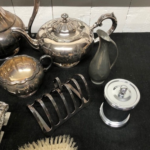 499 - A Selection of Silver & Plated Items.