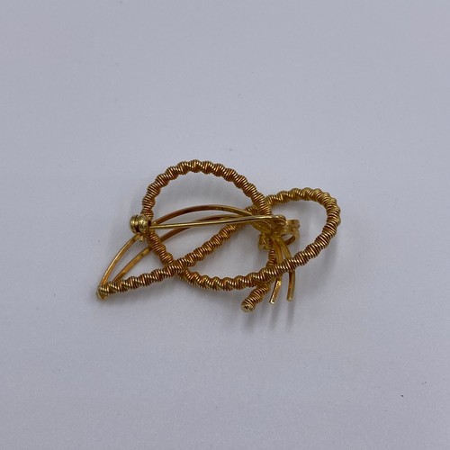 7 - A 14ct Gold Brooch. 

Weight: 7.3g.