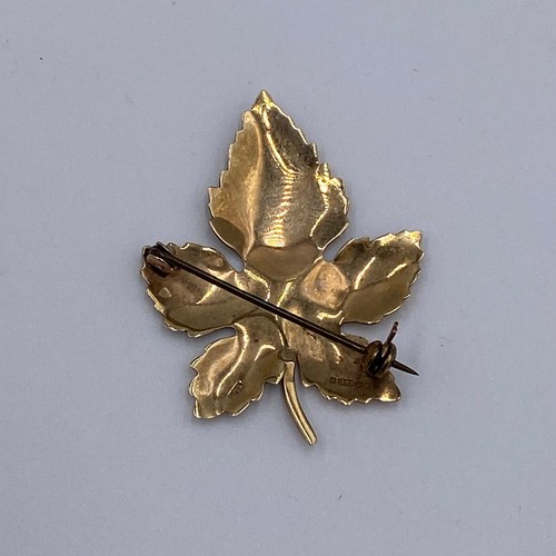 9 - A 9ct Gold Maple Leaf Brooch. 

Weight: 3.4g