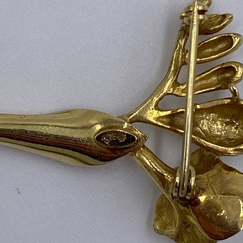 10 - A 9ct Gold Freesia Brooch. 

Weight: 7g