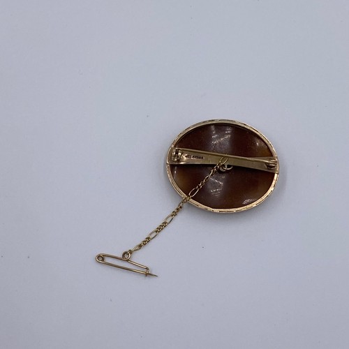 11 - A 9ct Gold Cameo Brooch. 

Hermes (Mercury) & Bacchus.

Weight: Overall 11.4g. 
CD Makers Mark.