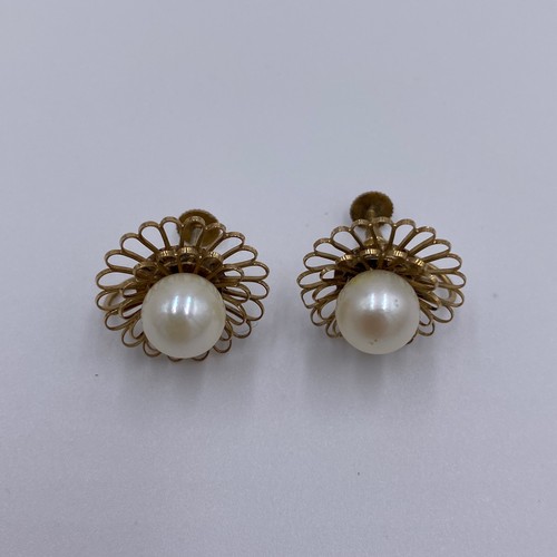 14 - A Pair of 9ct Gold Pearl Clip-On Earrings.

Weight: 5.7g Total.