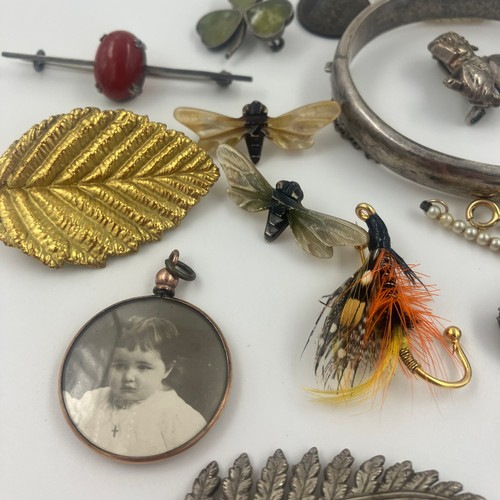 15 - A Mixed Collection of Gold, Silver & Other Costume Jewellery.