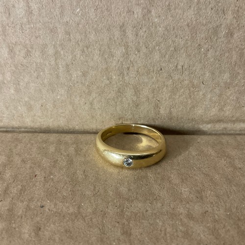 21 - 18ct Gold and Diamond Ring. Hallmarked 'R E M' With Other Hallmarks Indistinguishable. 

Weight 7.98... 