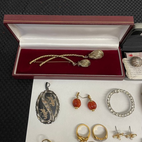 37 - A Selection Of Costume Jewellery Items, Including Brooches, Rings & Earrings.