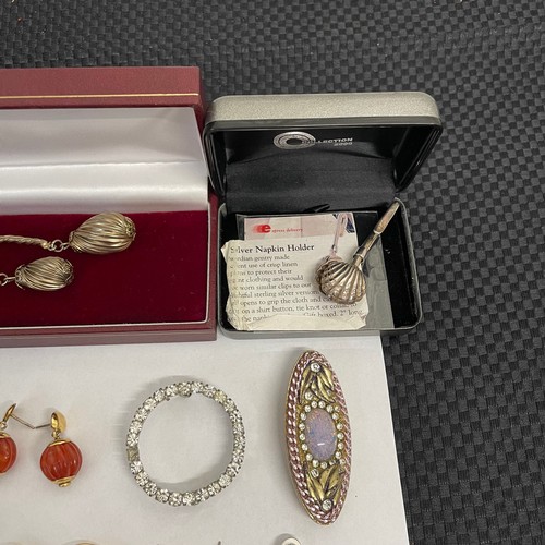 37 - A Selection Of Costume Jewellery Items, Including Brooches, Rings & Earrings.