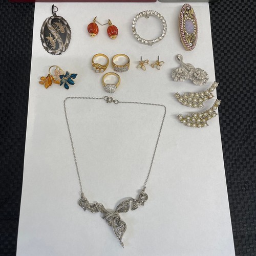 37 - A Selection Of Costume Jewellery Items, Including Brooches, Rings & Earrings.