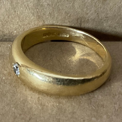 21 - 18ct Gold and Diamond Ring. Hallmarked 'R E M' With Other Hallmarks Indistinguishable. 

Weight 7.98... 