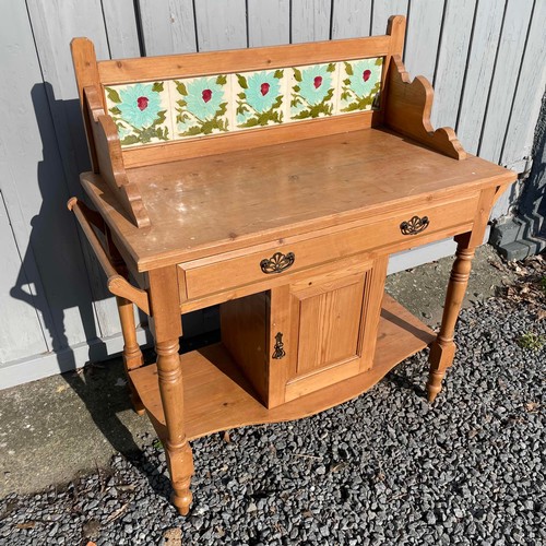 25 - Antique Pine Victorian Styled Washstand. 

Size: W:99cm D:44.5cm H:105cm.